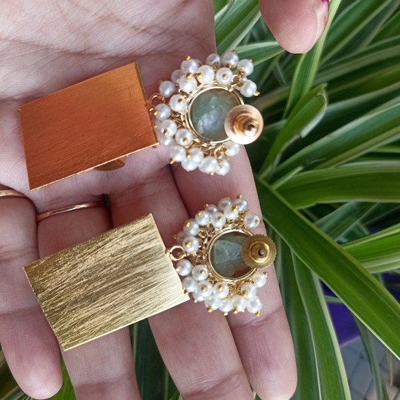 Very beautiful handmade gold plated stone studded drop earrings - Picture 6 of 9